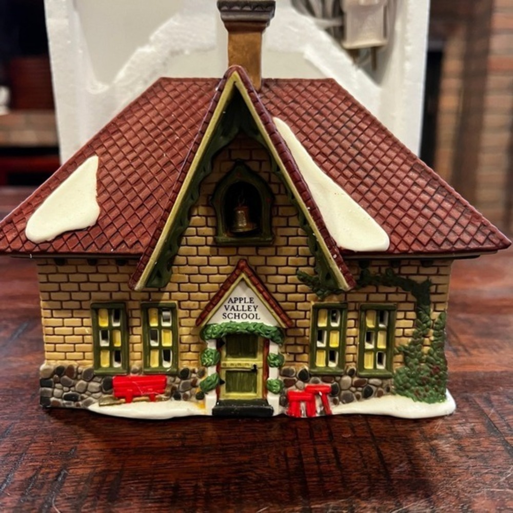 Dept 56‎ Apple Valley School New England Village Lighted House W/ Cord and box